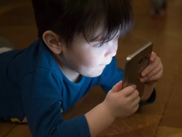 अगर आप परेशान : आपका बच्चा फोन पर देखता है उल्टी-सीधी चीजें? इन 5 तरीकों से करें कंट्रोल